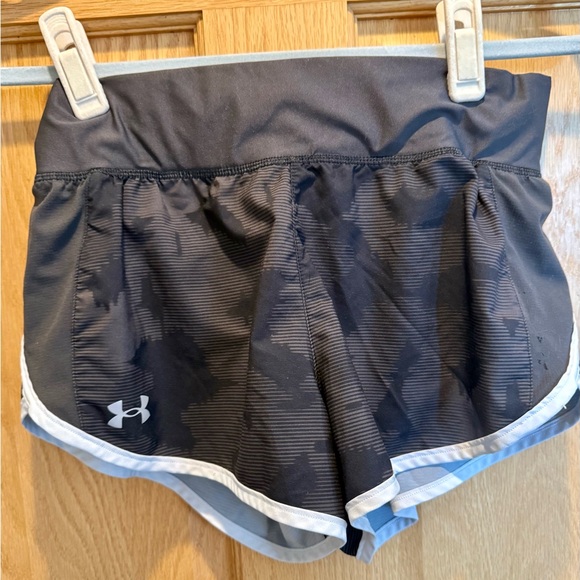 Under Armour Black Athletic Shorts Moisture-Wicking Design - Picture 1 of 3